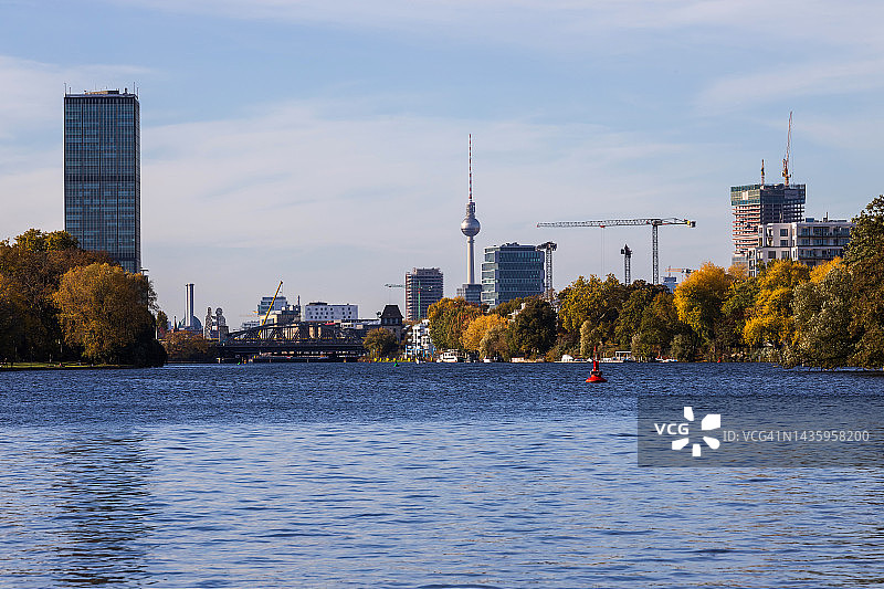 德国柏林电视塔和施普雷河天际线图片素材