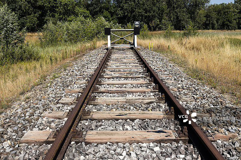 在铁路轨道上的缓冲站图片素材