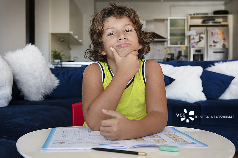 学习困难的学童，家庭学习教育理念图片素材