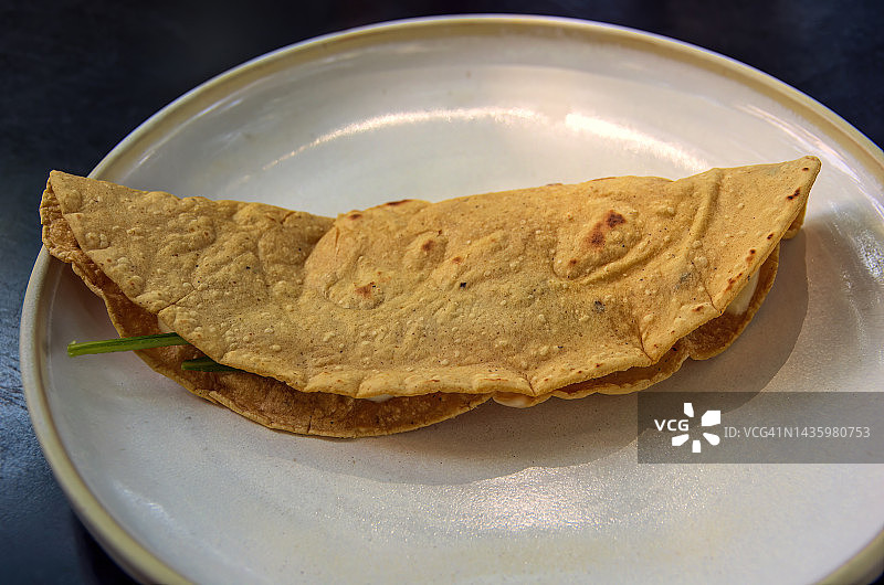 盘子里的瓦哈卡奶酪和墨西哥胡椒油炸玉米粉饼图片素材