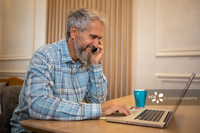 在家工作的中年男人图片素材