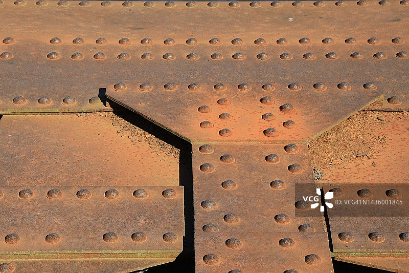 旧桁架桥上的结构钢和铆钉图片素材