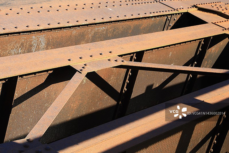 旧桁架桥上的钢和铆钉图片素材
