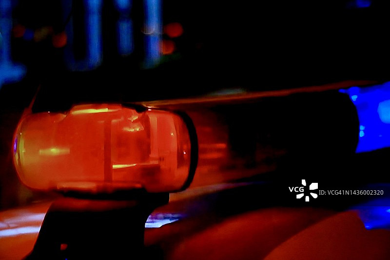 带有顶置紧急警灯的警车图片素材