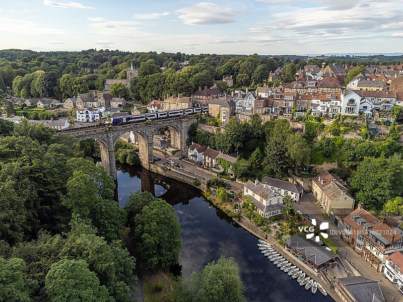 英国北约克郡Knaresborough的尼德河和铁路高架桥鸟瞰图片素材