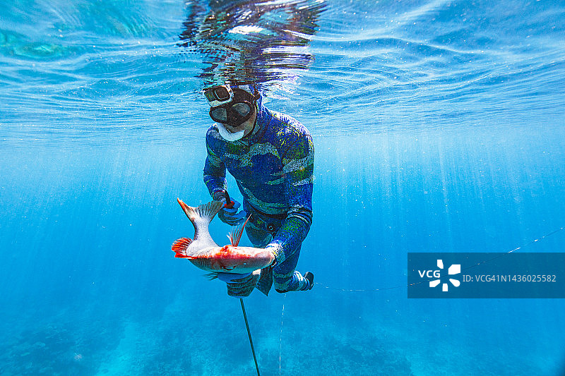 渔民在深蓝色海洋中叉鱼图片素材