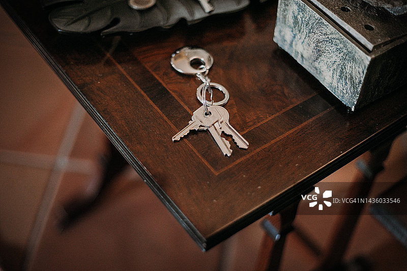 木桌上的家居钥匙图片素材