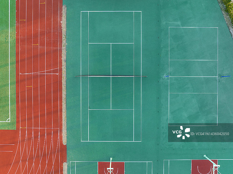 羽毛球场和跑道鸟瞰图图片素材