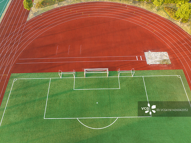 足球场和跑道航拍照片图片素材