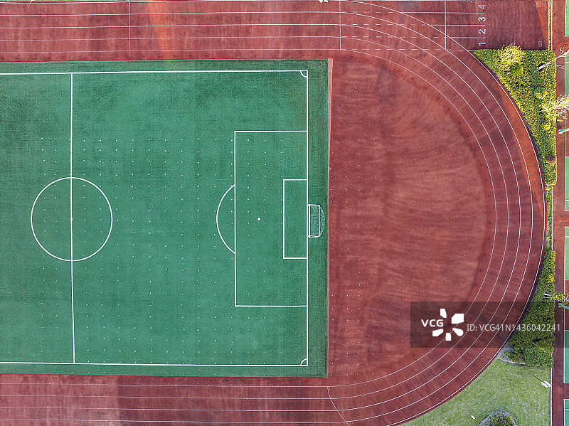 足球场和跑道航拍照片图片素材