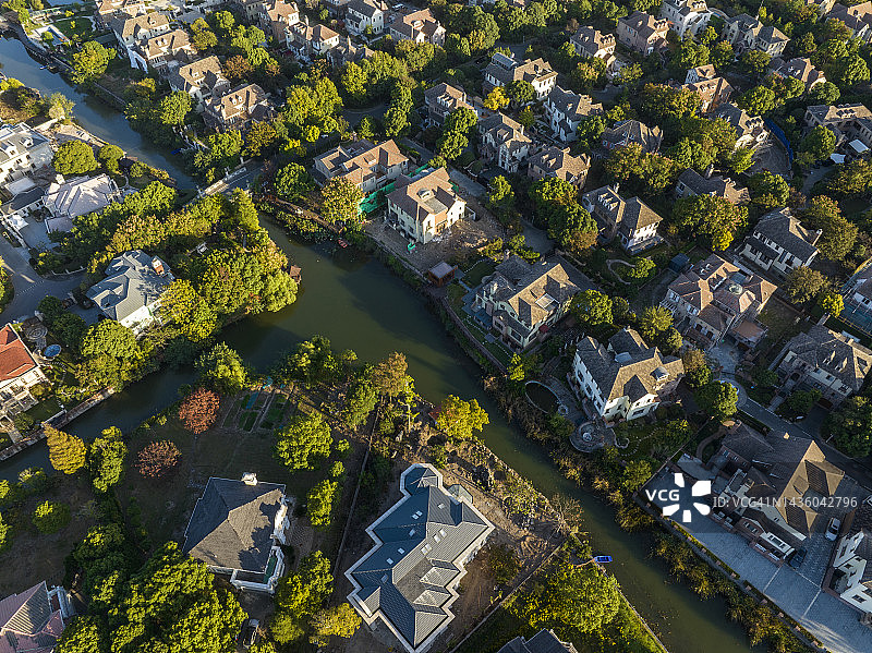 独栋复式住宅鸟瞰图图片素材