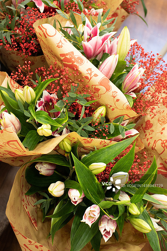 带有郁金香的精美插花，花店花束顶视图图片素材