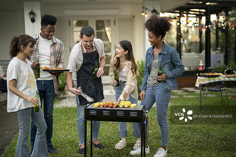 在院子里聚会的快乐朋友图片素材