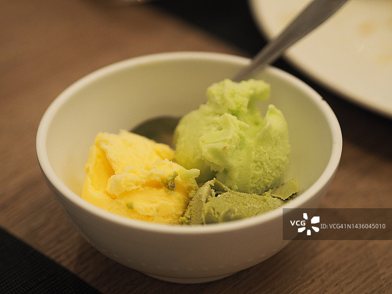 白色碗中的香草冰淇淋、绿茶和果汁冰糕图片素材
