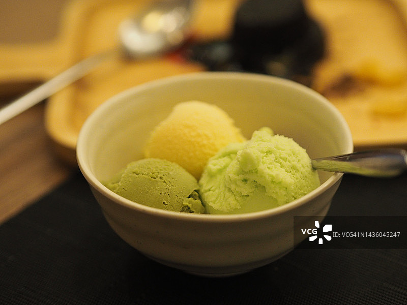 白色碗中的香草冰淇淋、绿茶和果汁冰糕图片素材