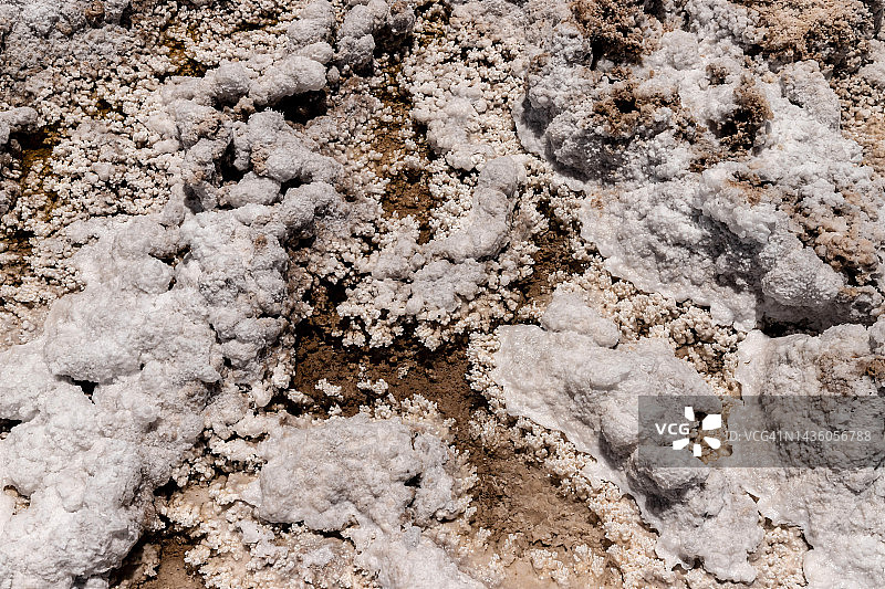 盐滩上的盐晶特写图片素材