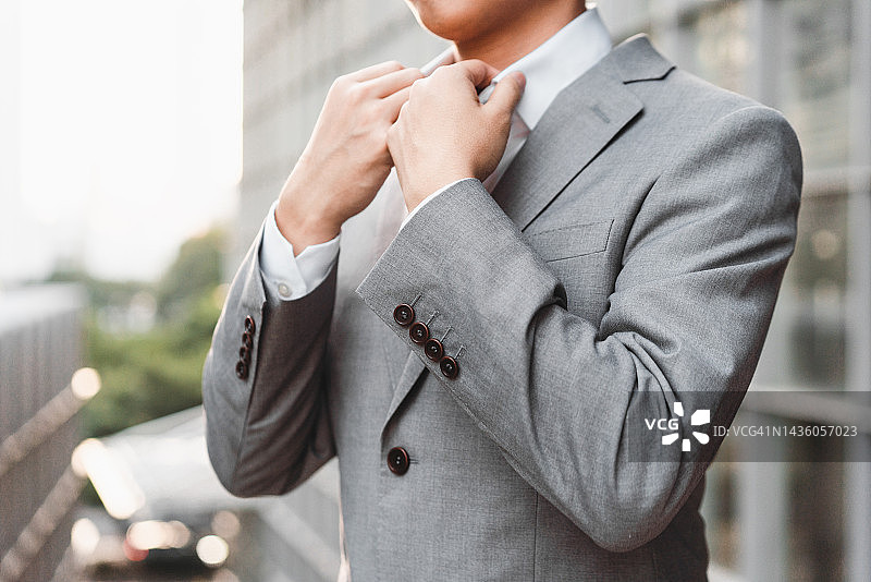 正在整理西装的白领商人图片素材