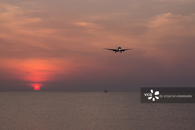 接近陆地的日落图片素材