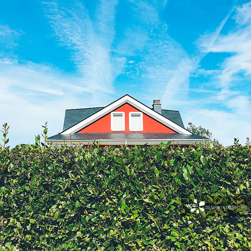 树篱后面的红色房子图片素材