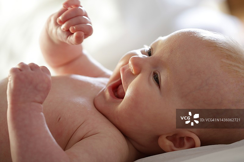 可爱宝宝的欢乐笑容特写图片素材