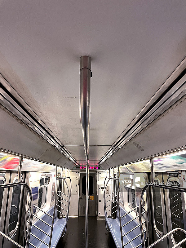 空荡荡的地铁列车图片素材