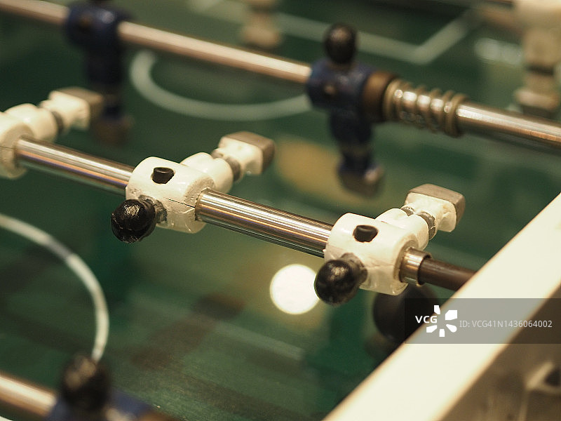 复古桌上足球玩偶，深蓝色和白色图片素材