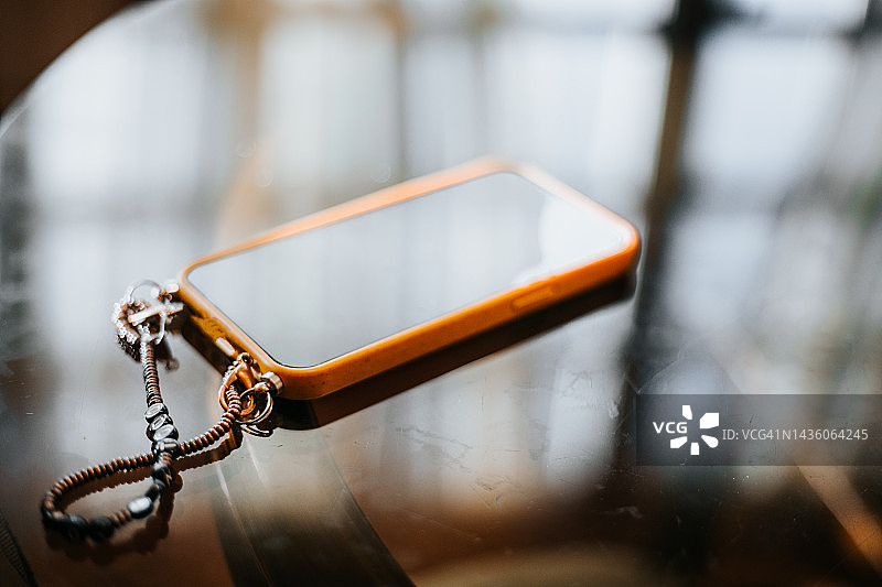 玻璃桌上的手机图片素材