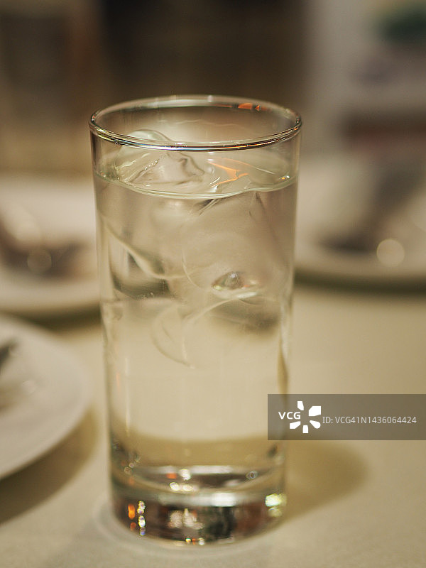 桌上的冰块杯图片素材