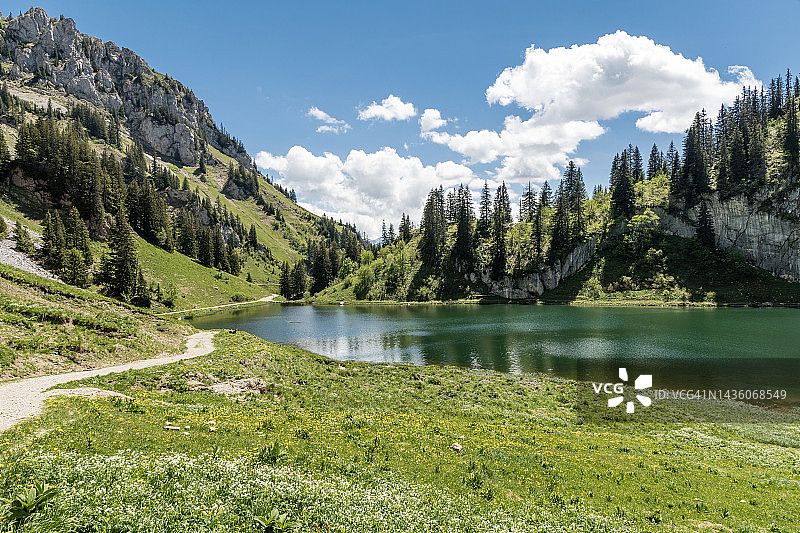 春季的阿尔武安湖图片素材