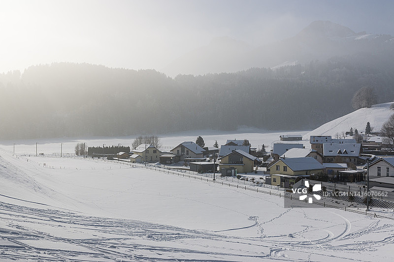 雪中的格鲁耶尔村庄图片素材