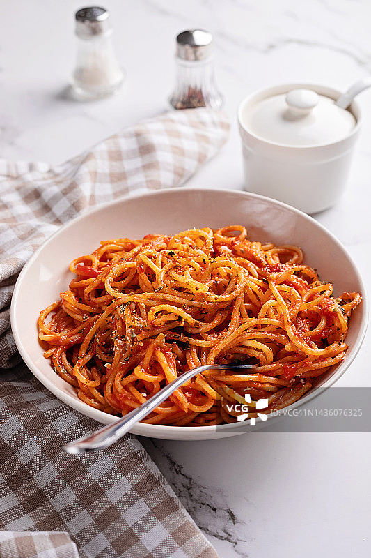 白色背景上的意面配番茄酱图片素材