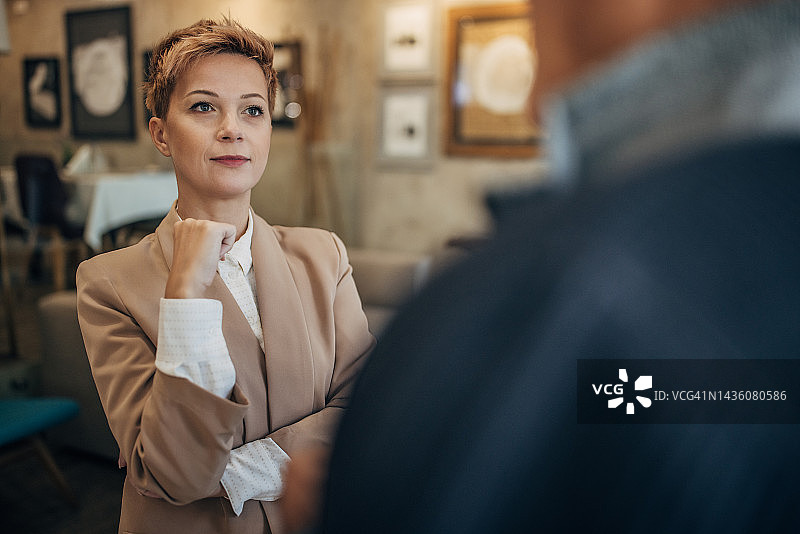 成功的商人和女儿在谈论工作图片素材