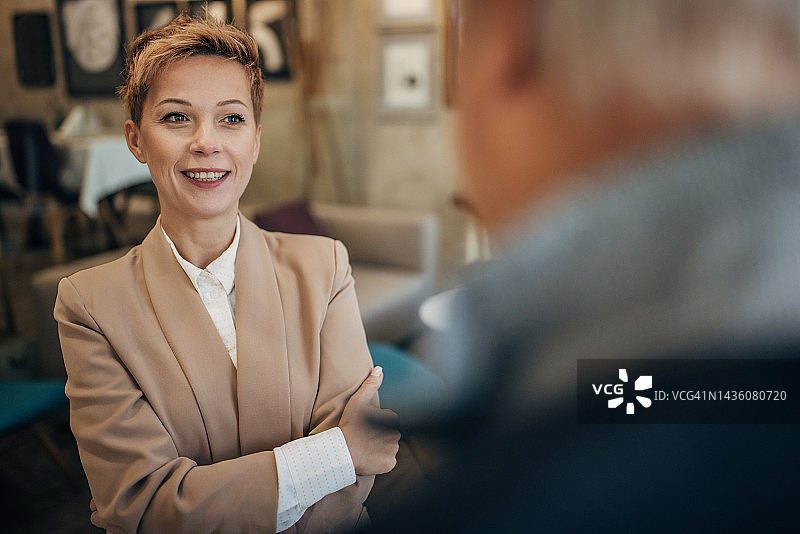 成功的商人和女儿在谈论工作图片素材