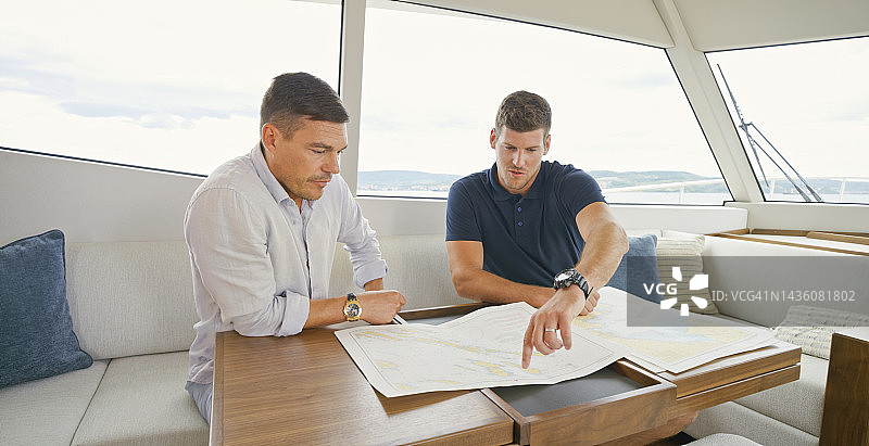 船长讨论地图图片素材