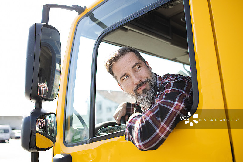 卡车司机看着窗外倒车图片素材