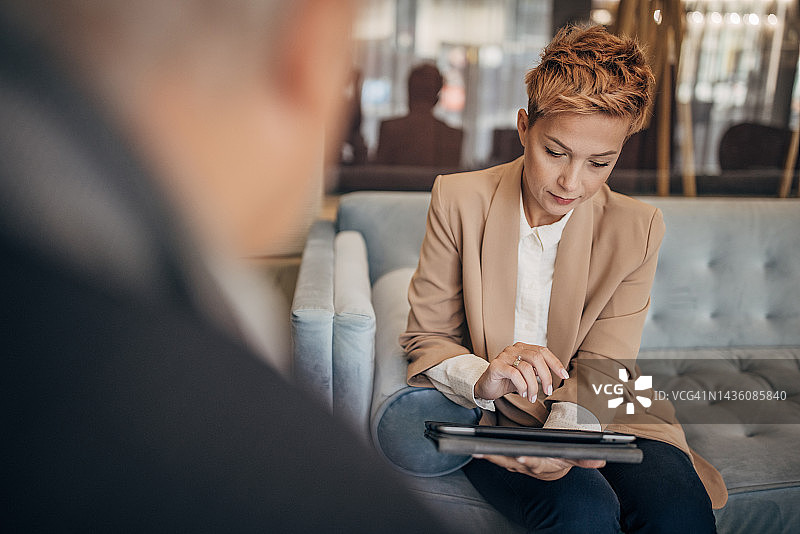 父女在豪华酒店谈论生意图片素材