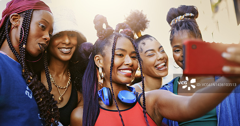 一群非裔网红朋友用手机自拍，参加时尚派对图片素材