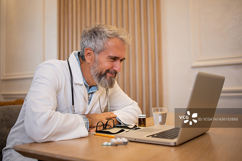 医生进行视频通话图片素材