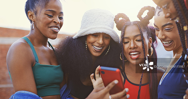 时尚的朋友一起在网上用手机快乐地制作表情包、社交媒体或视频。 黑人女性、群体和智能手机欢笑，以表达对应用程序、博客或互联网喜剧的快乐、有趣和滑稽的反应图片素材