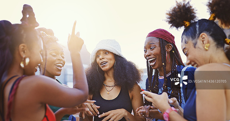 快乐的非洲朋友在户外屋顶聚会唱歌、交谈和跳舞图片素材