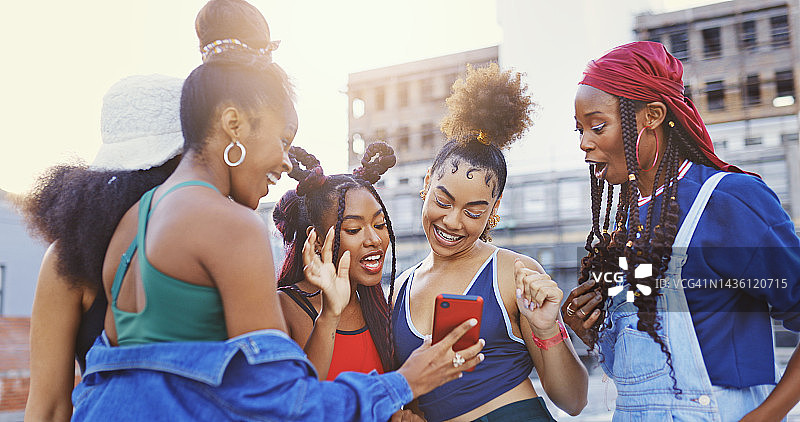 在纽约，黑人女性朋友们使用社交媒体、约会软件或分享网络八卦图片素材