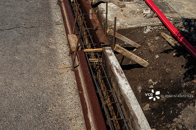 道路维护工程，显示金属梁的 Curb 墙模板和木制支撑图片素材