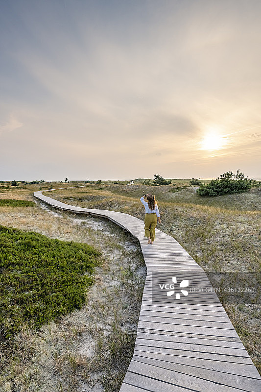 在德国波罗的海日落时散步图片素材