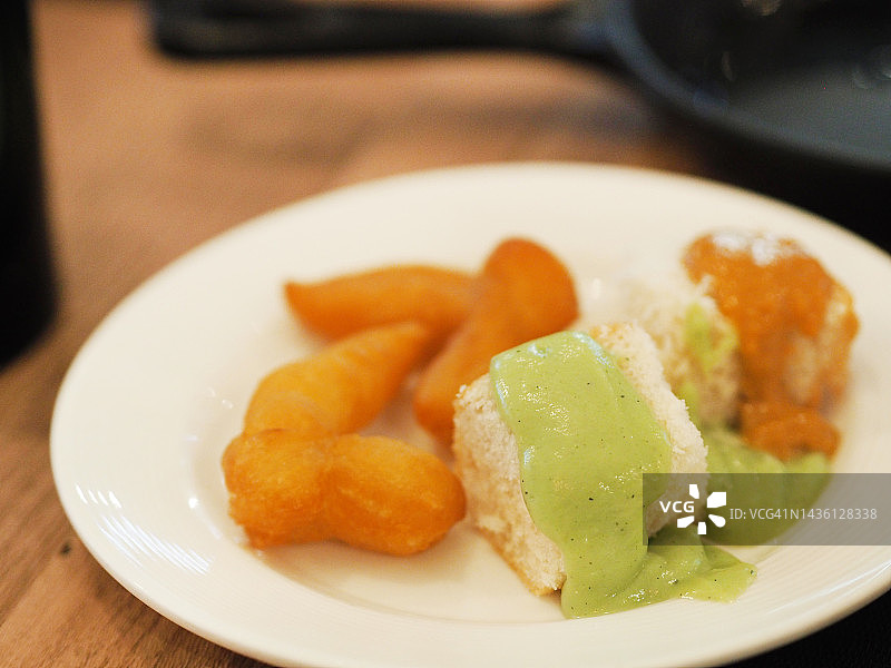 油条粥配奶油甜点图片素材