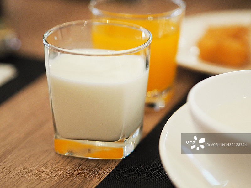 木桌上的玻璃杯鲜牛奶图片素材