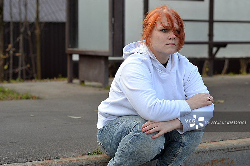 站在路上的年轻女人图片素材