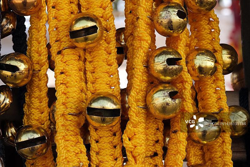 带铃铛的黄色绳索图片素材