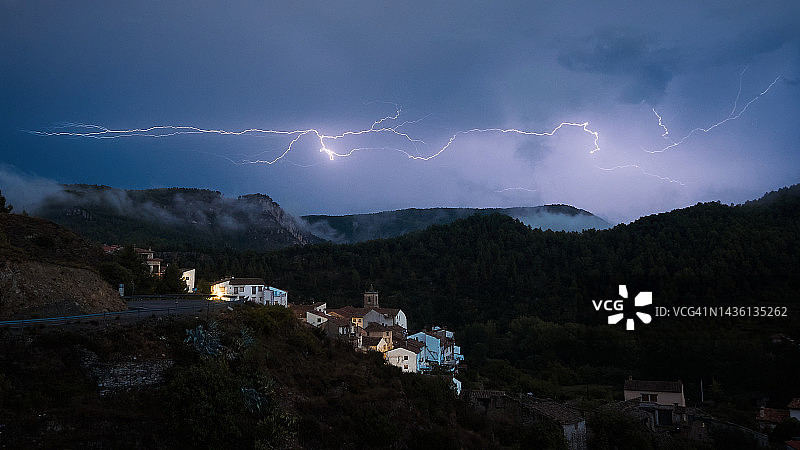 西班牙山村的暴风雨和闪电图片素材