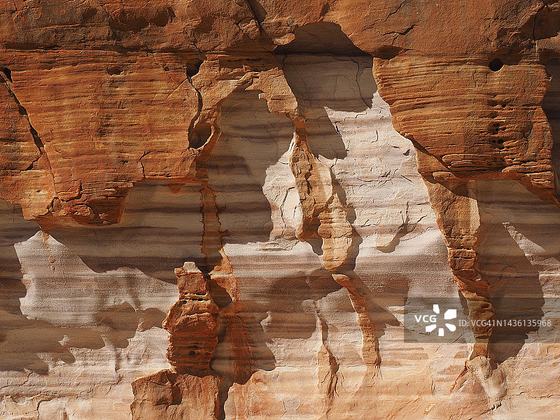 内华达州火焰谷州立公园白色穹顶小径上被侵蚀的阿兹特克砂岩图片素材