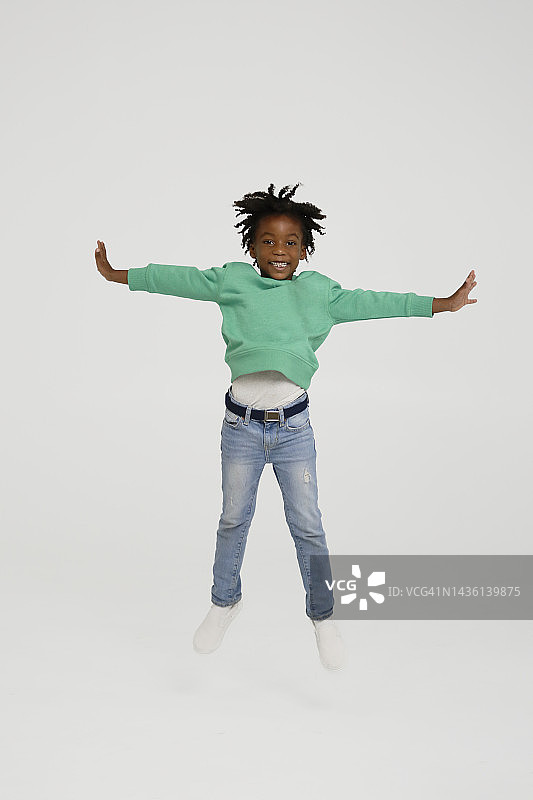 在演播室里跳跃的非裔美国人Z世代男孩图片素材